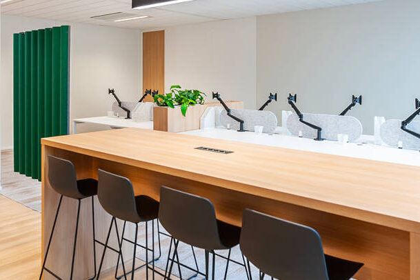 Groupe PSIH, illustrant comment Spark Office a transformé leur espace de travail avec des solutions de mobilier innovantes. Découvrez comment l'aménagement sur mesure a optimisé les espaces de collaboration, de réunion et de détente, tout en reflétant l'identité professionnelle du Groupe PSIH.