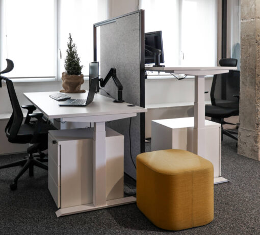 Bureaux Dynamic réglable en hauteur, offrant une flexibilité ergonomique pour alterner entre les positions assise et debout tout en conservant un espace de travail pratique.