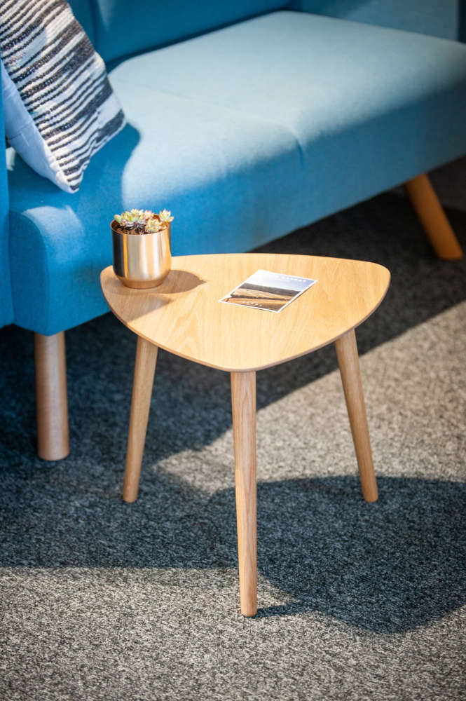 La table basse Boreal de Spark Office offre une harmonie parfaite entre style contemporain et naturel. Avec son design épuré et ses matériaux de qualité supérieure, elle apporte une touche de sophistication à tout espace de réception ou de détente professionnel.