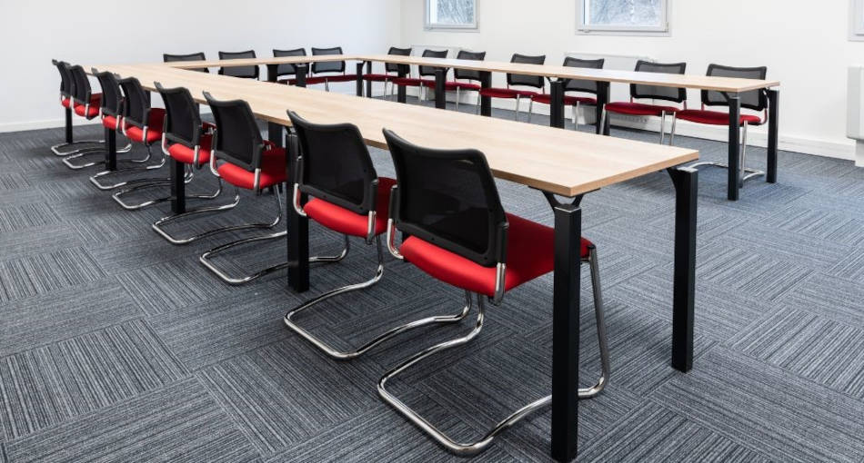 Chaises POGO disposés dans une salle de réunion moderne, illustrant leur intégration harmonieuse et leur fonctionnalité.