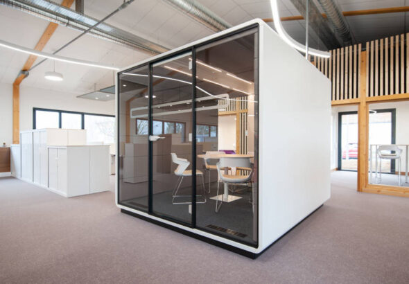 Cabine acoustique bureau, offrant un espace privé et insonorisé pour le travail concentré dans un environnement de bureau.