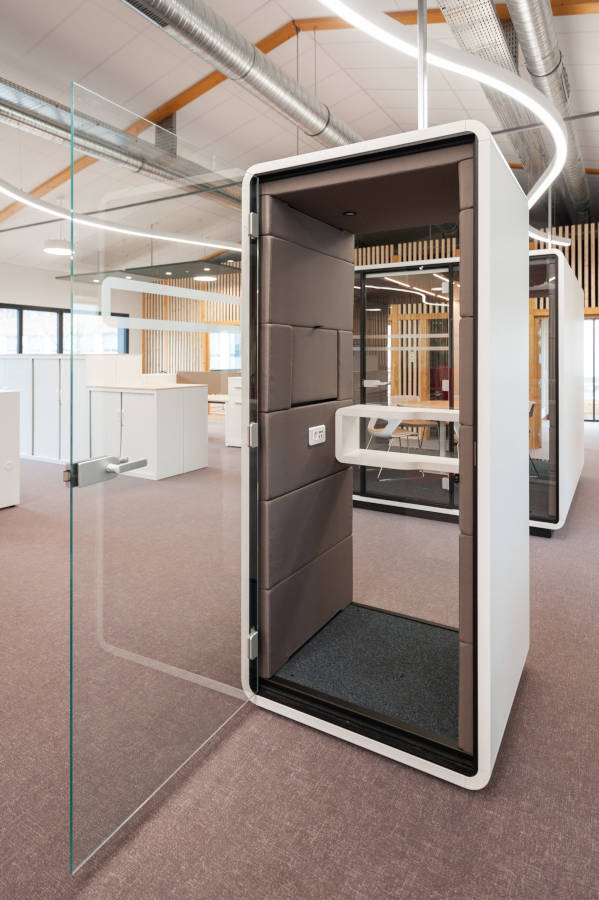 Intérieur de la cabine acoustique avec un bureau intégré, idéal pour les sessions de travail en toute tranquillité et sans distractions.