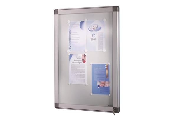 Vitrine d'affichage ALUDRA, montrant son cadre élégant en aluminium et son panneau transparent pour exposer des documents ou des affiches en toute sécurité.