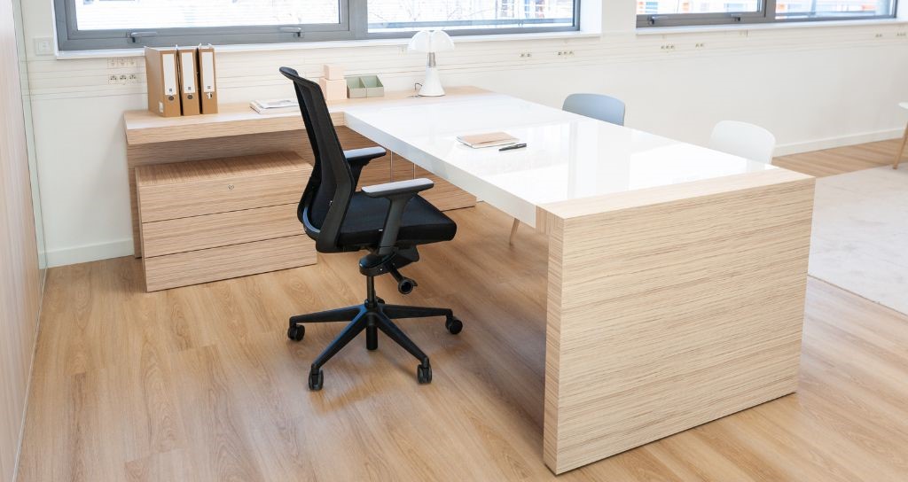 Le bureau K10 de Spark Office se distingue par ses formes élégantes accentuées par l'utilisation de matériaux de haute qualité et des plateaux épais. C'est une véritable icône parmi les bureaux de direction.