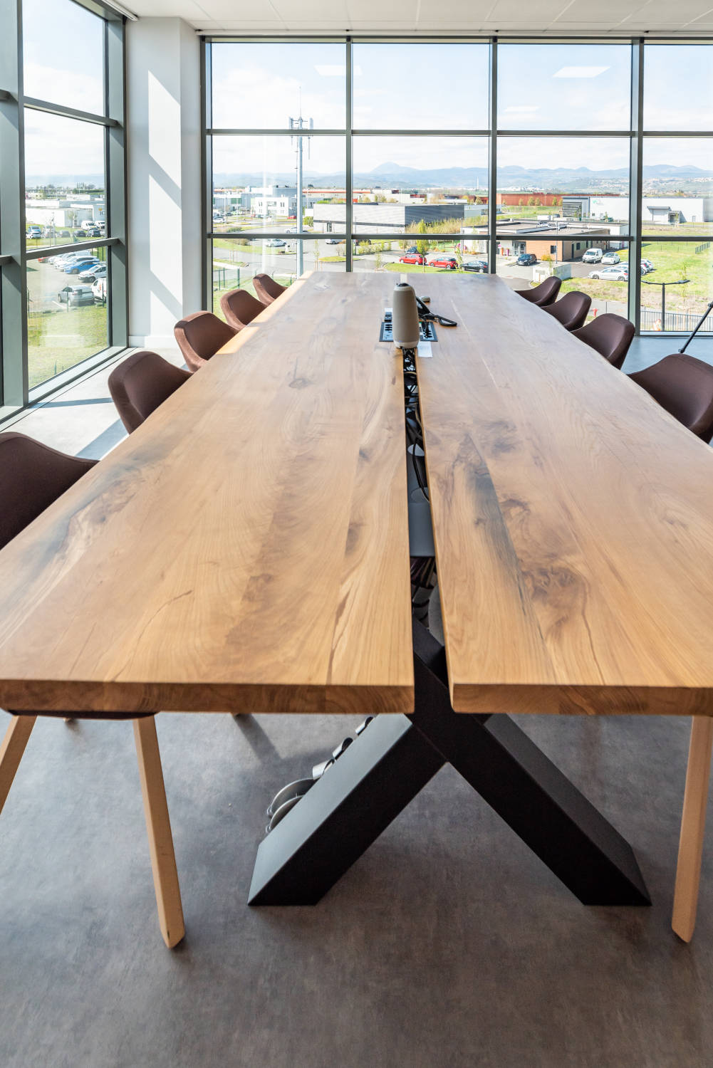 Le bureau Timber, fabriqué en bois massif, allie élégance et robustesse, offrant un espace de travail chaleureux et sophistiqué, idéal pour un environnement professionnel inspirant.