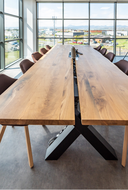 Le bureau Timber, fabriqué en bois massif, allie élégance et robustesse, offrant un espace de travail chaleureux et sophistiqué, idéal pour un environnement professionnel inspirant.