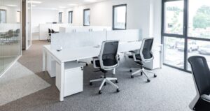 Bureau poste double de la gamme U Desk Spark Office, idéal pour optimiser l'espace tout en offrant un environnement de travail ergonomique et moderne. Parfait pour les équipes collaboratives.