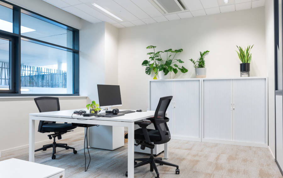 Bureaux lumineux d'Afyren, aménagés avec des bureaux modernes pour un environnement de travail optimisé.