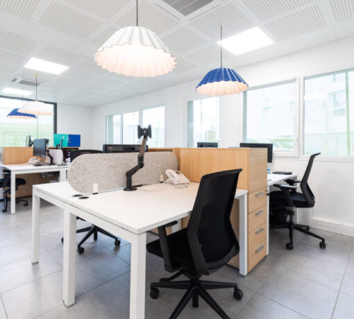 Open space lumineux chez Techtera, aménagé avec des bureaux ergonomiques et des cloisons acoustiques pour un environnement de travail optimisé.