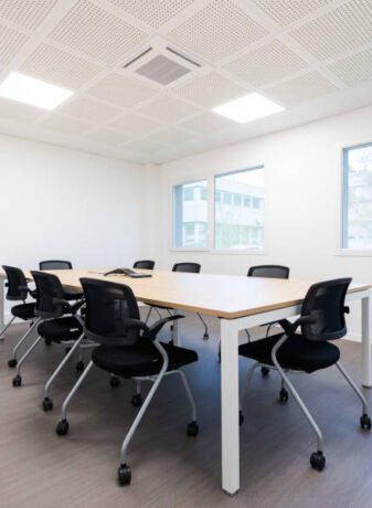 Salle de réunion moderne chez Techtera, équipée de mobilier fonctionnel comme le bureau U-DESK réunion pour des réunions productives et confortables.