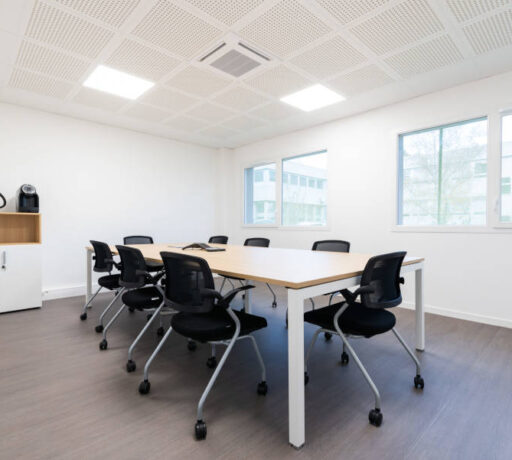 Salle de réunion moderne chez Techtera, équipée de mobilier fonctionnel comme le bureau U-DESK réunion pour des réunions productives et confortables.