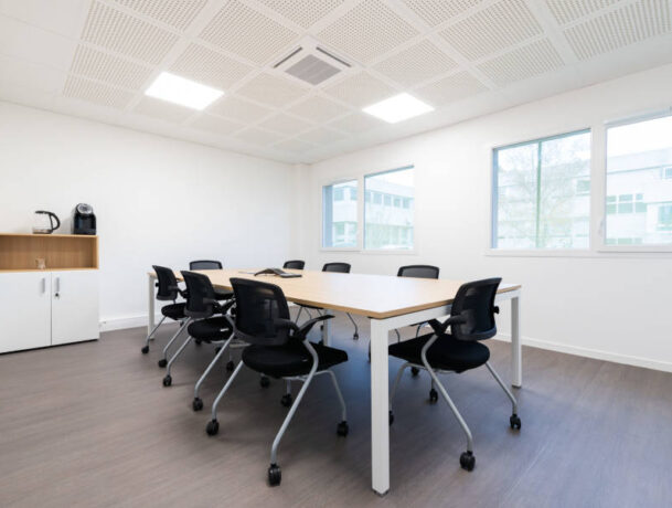 Salle de réunion moderne chez Techtera, équipée de mobilier fonctionnel comme le bureau U-DESK réunion pour des réunions productives et confortables.