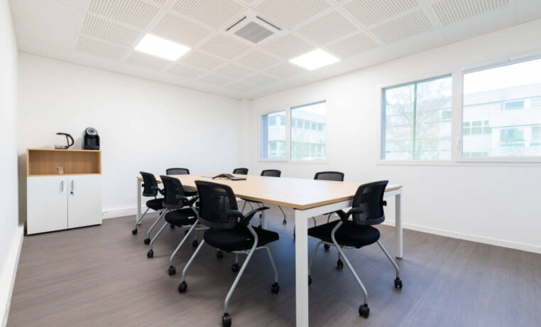 Salle de réunion moderne chez Techtera, équipée de mobilier fonctionnel comme le bureau U-DESK réunion pour des réunions productives et confortables.