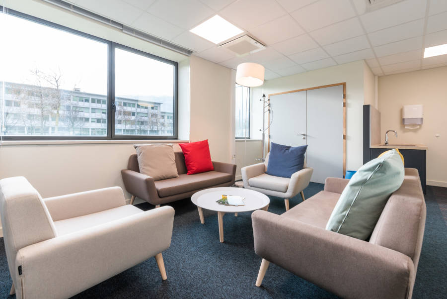 Espace détente chez GEM Labs, aménagé avec des canapés et fauteuils élégants de Spark Office. Cet espace est conçu pour offrir un confort maximal aux élèves/personnels lors de leurs pauses, avec un design moderne qui invite à la relaxation et à la convivialité.