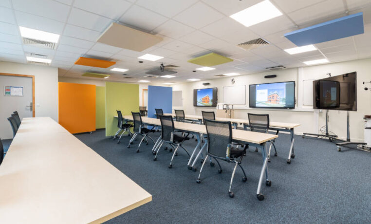 Salle de classe chez GEM Labs, équipée de mobilier compact et élégant pour des cours. Spark Office a sélectionné des solutions qui allient confort et fonctionnalité, idéales pour les discussions en petits groupes ou les présentations ciblées.