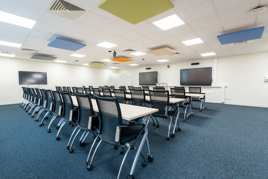 Salle de classe chez GEM Labs, aménagée avec des meubles modernes et fonctionnels fournis par Spark Office. Cette salle spacieuse est conçue pour accueillir des cours de grande envergure avec des solutions de mobilier qui favorisent la collaboration et la présentation efficace des idées.