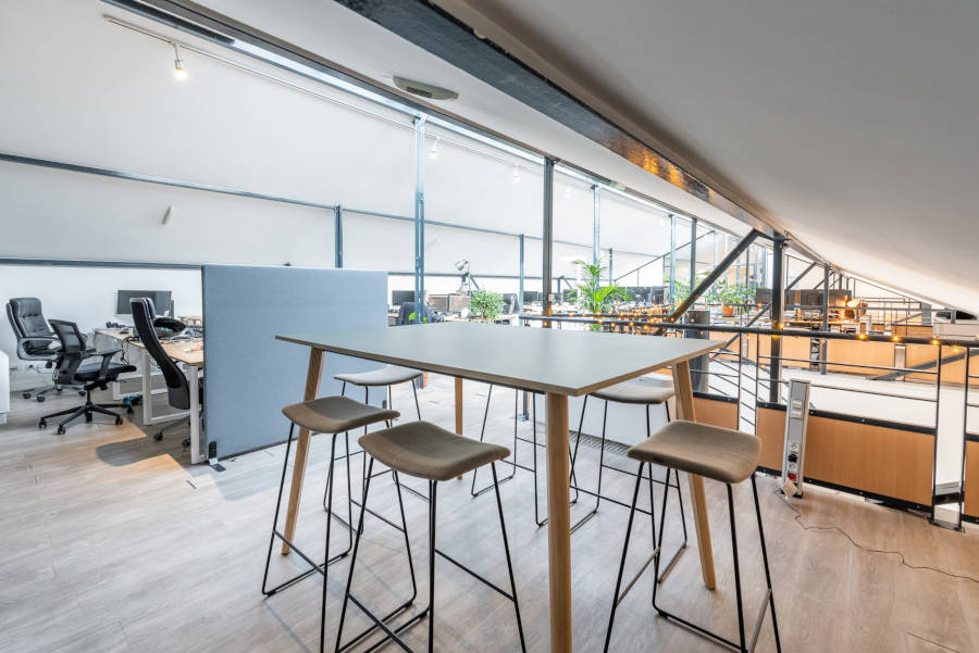 Planète Oui, où Spark Office a fourni des solutions de mobilier adaptées aux besoins spécifiques de l’entreprise pour leur open space. Ce projet démontre comment des choix stratégiques de mobilier peuvent transformer l’espace de travail et améliorer l’expérience des utilisateurs.