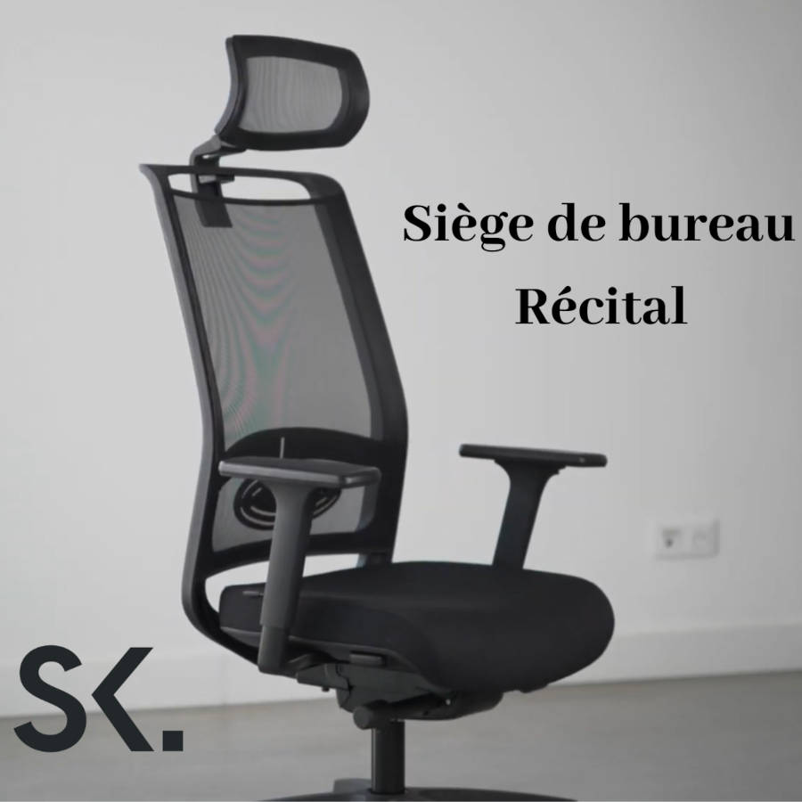 Siège ergonomique Récital installé dans un espace de bureau, montrant comment il se complète avec un bureau et d’autres meubles de travail. Le siège est positionné pour démontrer sa capacité à améliorer le confort et la posture en environnement professionnel.