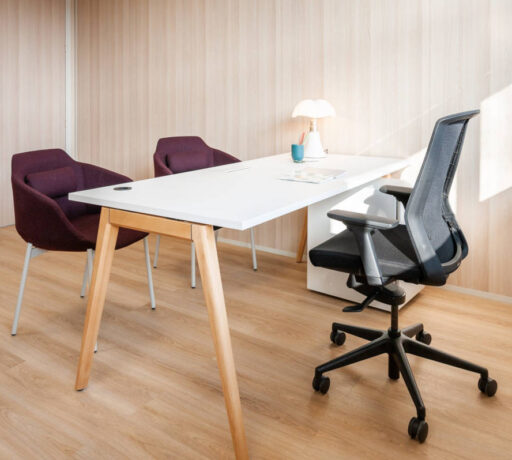 Bureau fermé équipé d'une table Woodesk et d'un siège ergonomique J1, offrant un espace de travail privé avec des équipements modernes pour un confort et une efficacité accrus.