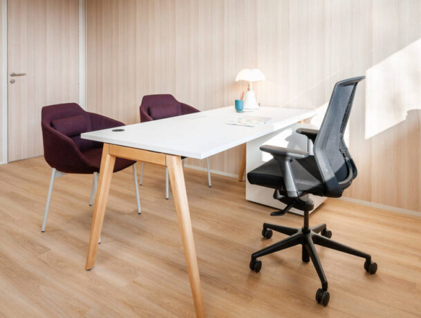 Bureau fermé équipé d'une table Woodesk et d'un siège ergonomique J1, offrant un espace de travail privé avec des équipements modernes pour un confort et une efficacité accrus.