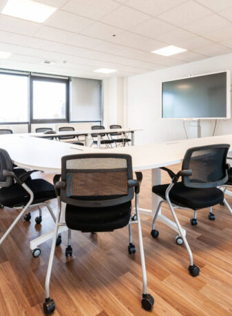 Table de réunion avec des tables modulables et des chaises Birdy, permettant une configuration flexible et un confort optimal pour les sessions de travail en groupe.