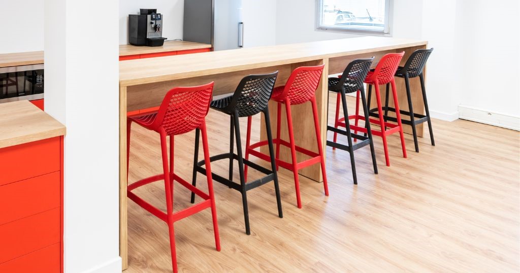 La table haute Swarm Ariston marie sophistication et praticité avec son design moderne et ses finitions de haute qualité. Elle ajoute une touche d'élégance contemporaine à tout environnement professionnel.
