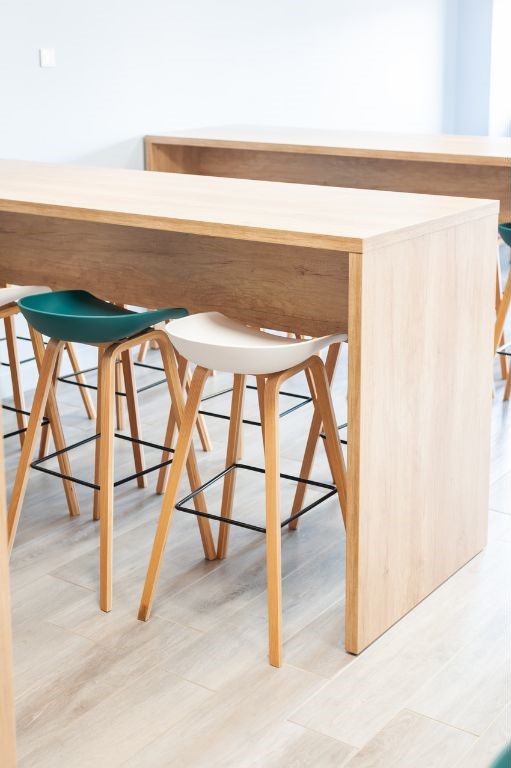 La table haute Swarm incarne l'élégance moderne et la fonctionnalité optimale. Avec son design contemporain et ses matériaux de haute qualité, elle offre un espace idéal pour les réunions informelles ou les espaces de collaboration dynamiques, enrichissant ainsi tout environnement professionnel.