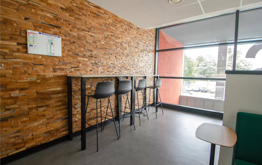 Deuxième espace de travail au CESI Arras équipé d'une table haute et d'un tabouret, fournissant une alternative moderne pour le travail en mode stand-up ou les discussions informelles.