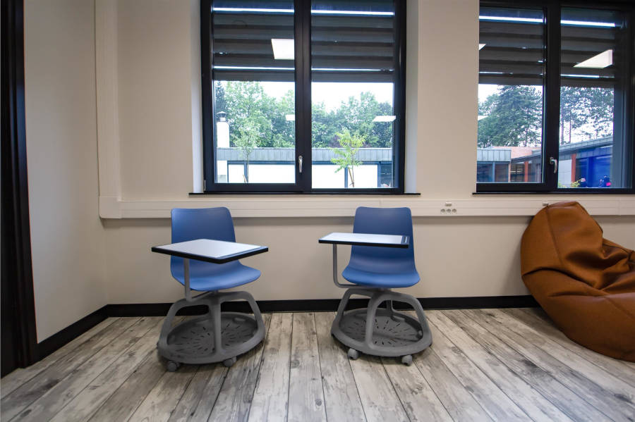 Salle de classe au CESI Arras avec des chaises Academy, offrant confort et soutien pendant les sessions de formation et les cours.