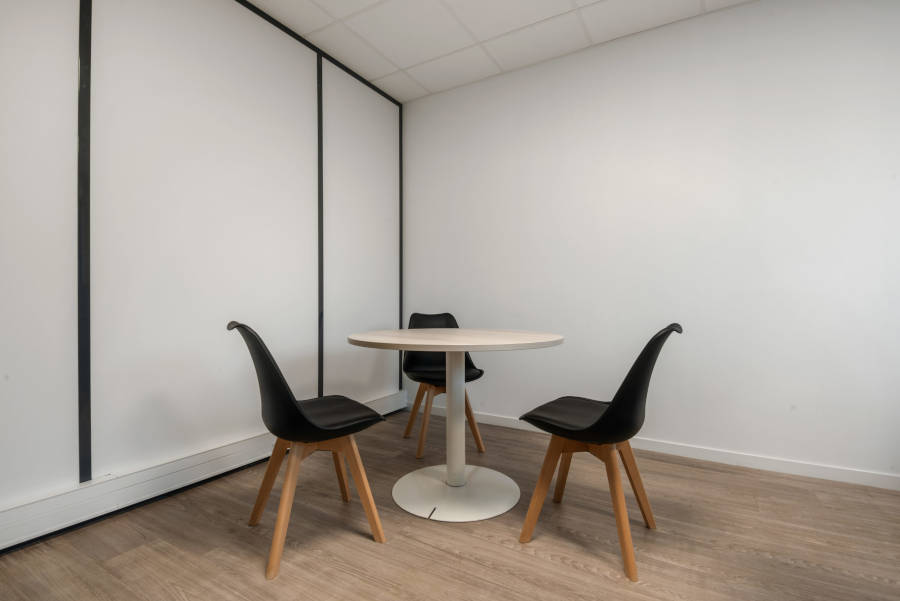 Deux chaises scandinaves élégantes et modernes dans un environnement de bureau chez Ginger, caractérisées par leur design épuré et leur confort ergonomique.