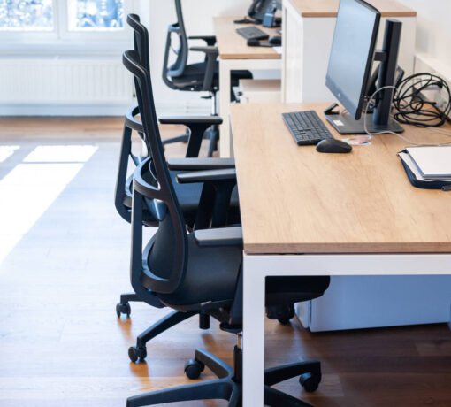 Découvrez notre siège de bureau ergonomique Opus, idéal pour ajuster votre posture et améliorer votre bien-être au travail. Ses réglages avancés et son design moderne en font un choix parfait pour un confort optimal.