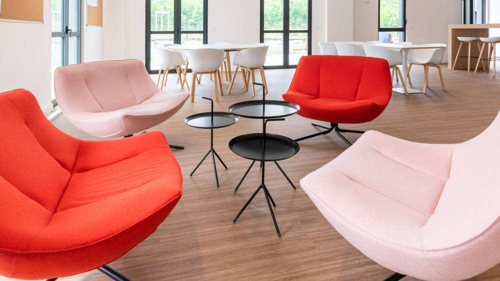 Les tables basses Orfeo de la gamme Spark Office allient élégance et fonctionnalité avec leur design contemporain et leurs matériaux de haute qualité. Parfaites pour compléter tout espace de réception ou de détente, elles ajoutent une touche de sophistication à tout environnement professionnel.