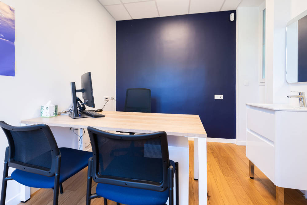 Bureau individuel chez Léa Solidarité Femmes, équipé d'un mobilier ergonomique, incluant un bureau moderne, une chaise ajustable, et des solutions de rangement, conçu pour un confort optimal et une organisation efficace.