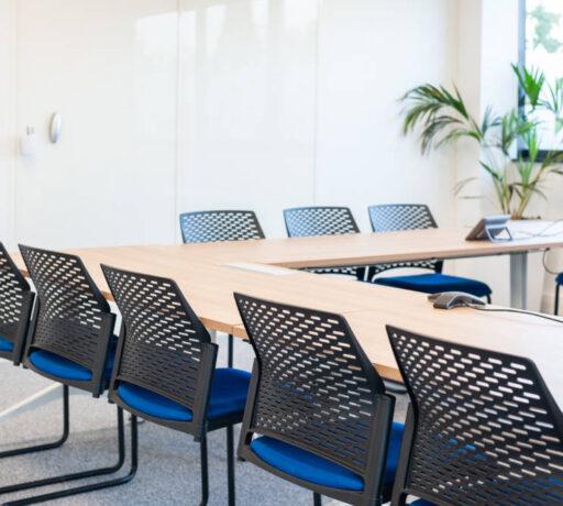 Salle de réunion moderne chez le Leader Mondial de Production de Transducteurs, dotée d'une grande table de conférence et d'équipements audiovisuels pour des présentations et des réunions efficaces.