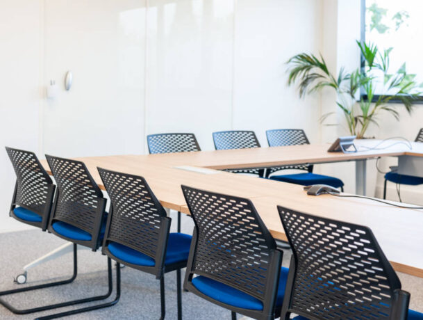 Salle de réunion moderne chez le Leader Mondial de Production de Transducteurs, dotée d'une grande table de conférence et d'équipements audiovisuels pour des présentations et des réunions efficaces.