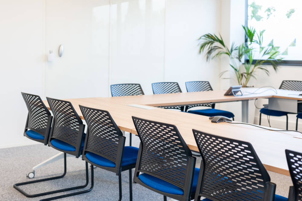 Salle de réunion moderne chez le Leader Mondial de Production de Transducteurs, dotée d'une grande table de conférence et d'équipements audiovisuels pour des présentations et des réunions efficaces.