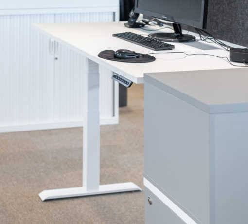 Bureau réglable en hauteur DYNAMIC permettant de travailler en position debout, mettant en avant les avantages ergonomiques et de santé associés à l'utilisation de bureaux debout pour une posture dynamique et améliorée au travail.