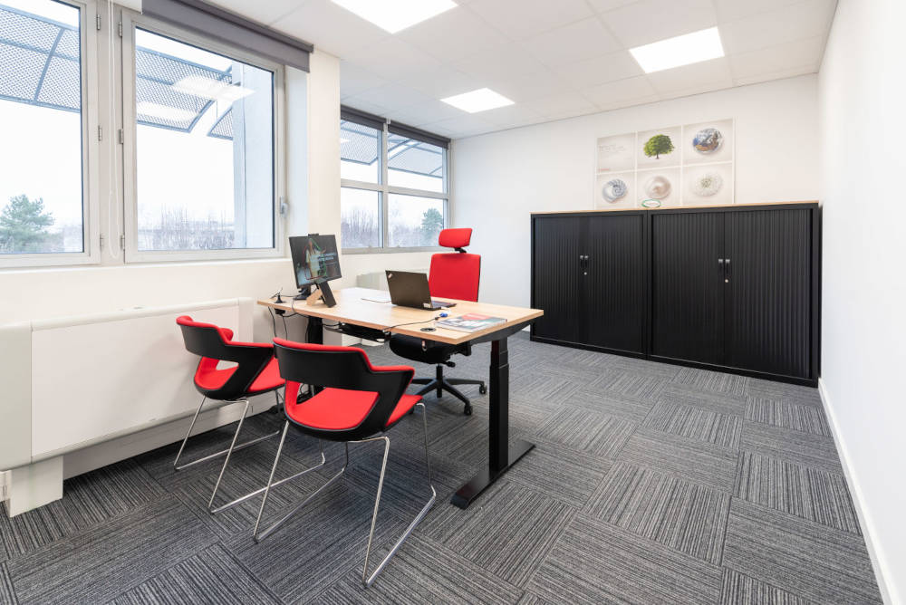 Bureau personnel chez Ariston, avec un mobilier ergonomique qui inclut un bureau réglable en hauteur Dynamic spacieux et un siège ergonomique de travail, conçu pour un environnement de travail confortable et efficace.