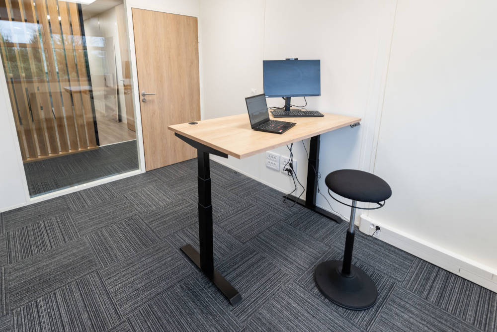 Bureau individuel chez Ariston, équipé d'un mobilier ergonomique comprenant un bureau réglable en hauteur Dynamic et une chaise confort, offrant un espace personnel optimisé pour la productivité et le confort.