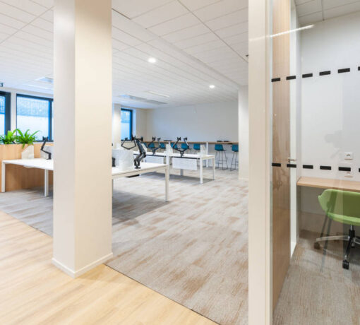 Espace de travail flexible avec des meubles modulaires et des zones de travail adaptables, illustrant comment optimiser l'utilisation de l'espace pour favoriser la collaboration et la productivité dans un environnement de bureau moderne.