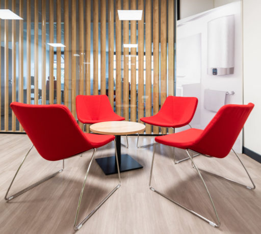 Espace de détente et réfectoire chez Ariston, aménagé avec des fauteuils SILENCE confortables et des tables basses, créant un environnement relaxant pour les pauses et les échanges informels entre collègues.