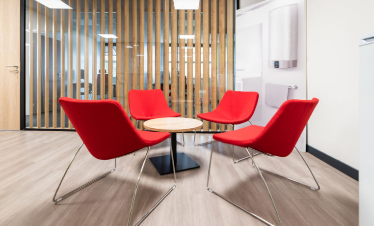 Espace de détente et réfectoire chez Ariston, aménagé avec des fauteuils SILENCE confortables et des tables basses, créant un environnement relaxant pour les pauses et les échanges informels entre collègues.