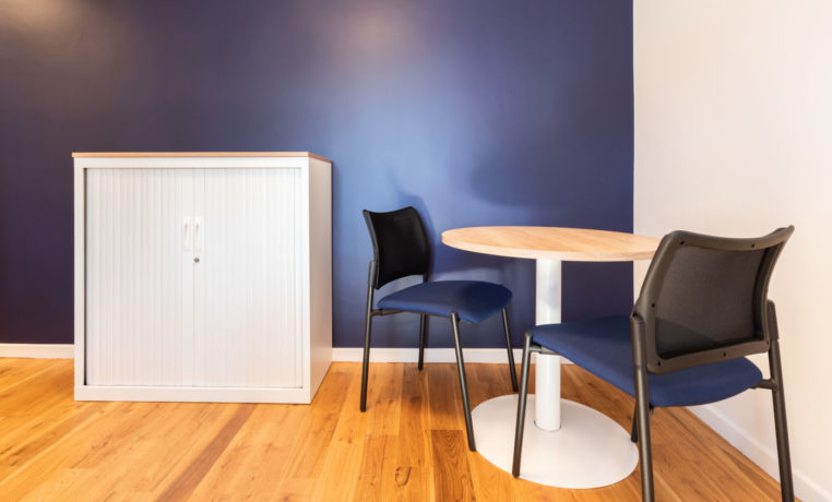 Bureau fermé chez Léa Solidarité Femmes aménagé avec une table moderne, des chaises Pogo dynamiques et une armoire de rangement, créant un environnement de travail organisé et élégant.