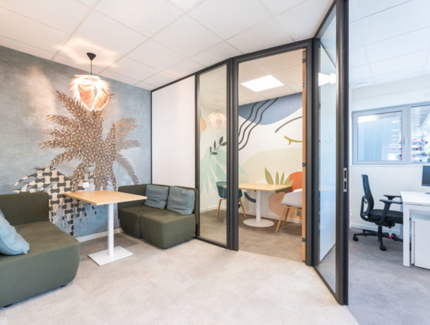 Créez un espace de détente chaleureux avec le canapé Tosca de Spark Office, idéal pour les pauses décontractées et les discussions informelles entre collègues.