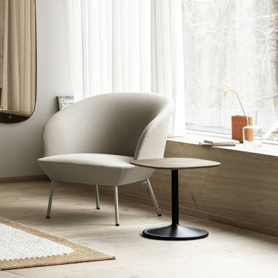 Fauteuil Cosmo installé dans un espace de détente, illustrant son utilisation pour créer une zone relaxante. Le design contemporain et le confort du fauteuil en font un choix parfait pour les espaces de pause ou de relaxation.