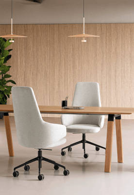 Fauteuil Swivel installé dans un bureau, montrant comment il s'intègre parfaitement dans un espace de travail moderne. Son design élégant et sa fonctionnalité pivotante ajoutent une touche de sophistication à l'environnement professionnel.