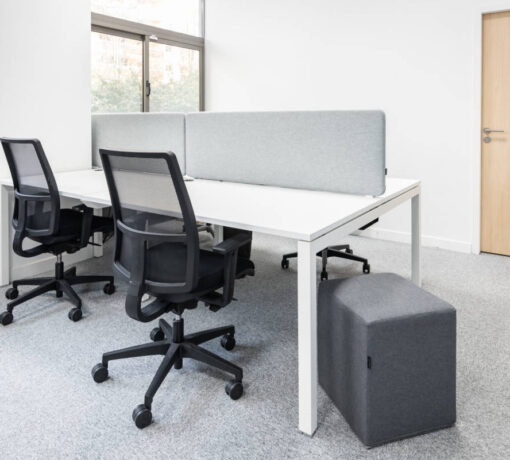 Maison du Rhône. Open space équipé de bureaux double U-DESK, d'écrans acoustiques et de sièges ergonomiques, offrant un espace de travail moderne et bien séparé pour une meilleure concentration.