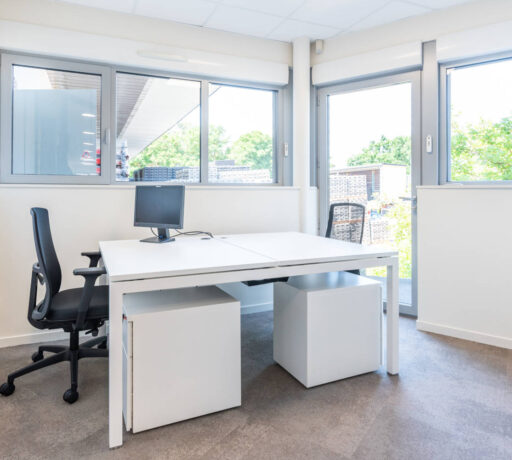 Optimisez la confidentialité et le confort avec nos solutions pour bureaux fermés, offrant un environnement dédié à la concentration et à la productivité.