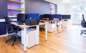 Une disposition de bureaux Quattro Classic de la gamme Spark Office, offrant un espace de travail partagé avec un design élégant et fonctionnel, idéal pour encourager la collaboration et maximiser l'efficacité au bureau.