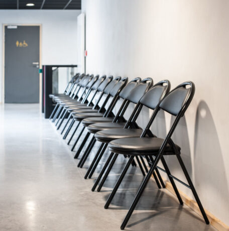 Espace d'attente chez Cosmocité, aménagé avec des chaises Plius élégantes, offrant un confort et un style raffiné pour les visiteurs et les collaborateurs en attente.